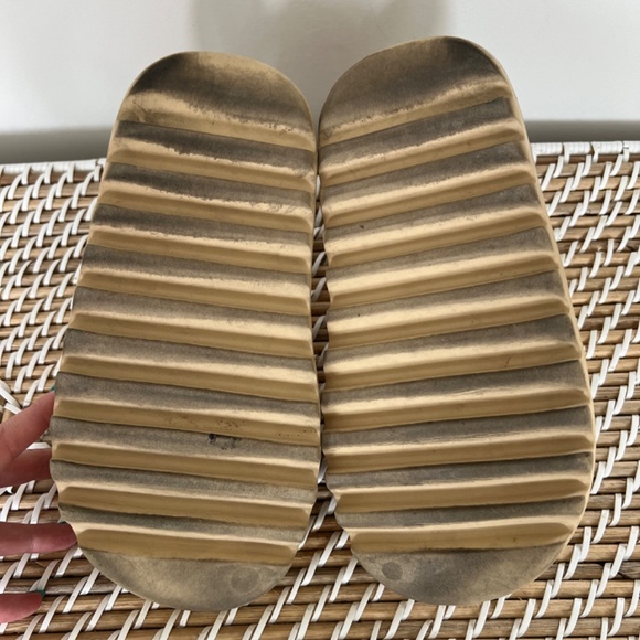 Yeezy Slides 'Bone' 2022 - Picture 2 of 4